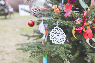 Diy white doily on christmas tree, no snow outdoors.. handmade christmas decoration ideas