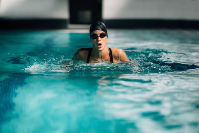 Woman swimming in the swimming pool.