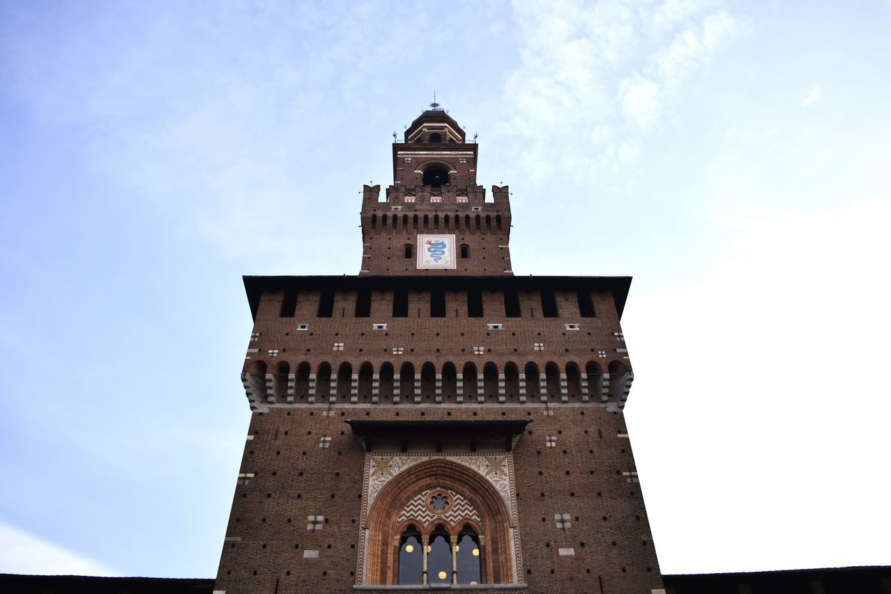 architecture, built structure, building exterior, low angle view, history, sky, arch, tower, famous place, place of worship, religion, travel destinations, church, tourism, travel, day, cloud - sky, old, the past