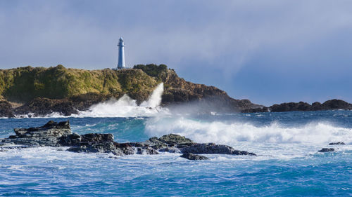 This scene of the tsumekizaki lighthouse illustrates the winds blowing from offshore.