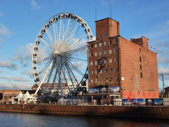 Ferris wheel in city