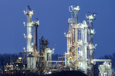 Petroleum refinery for fuels, specialty products and gray hydrogen