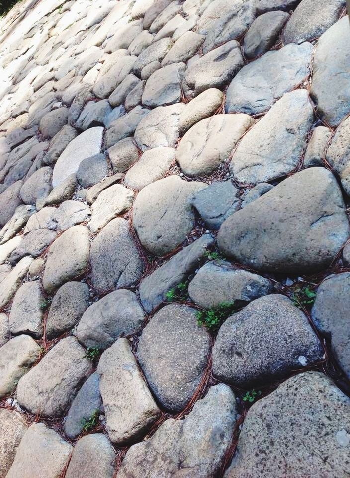 full frame, backgrounds, textured, pattern, cobblestone, stone - object, stone wall, stone, rough, day, no people, outdoors, high angle view, abundance, grey, cracked, pebble, rock - object, nature, close-up