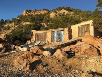 Abandoned built structure on mountain against sky