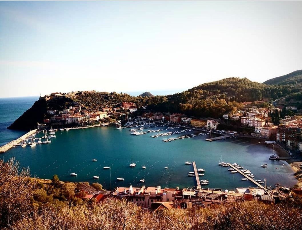 HIGH ANGLE VIEW OF SEA AND BAY AGAINST SKY