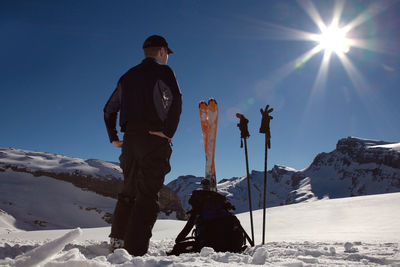 Skiwanderer in den schweizer alpen