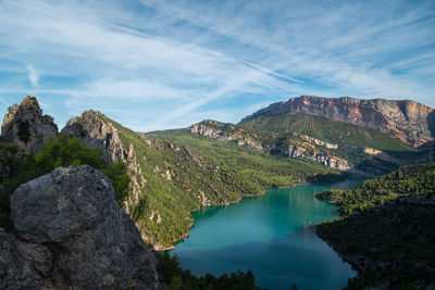 Panoramic view of lake and mountains against sky