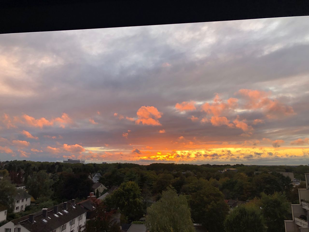 HIGH ANGLE VIEW OF RESIDENTIAL DISTRICT AGAINST SKY DURING SUNSET