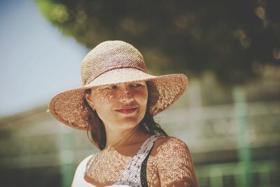 Portrait of smiling young woman wearing hat