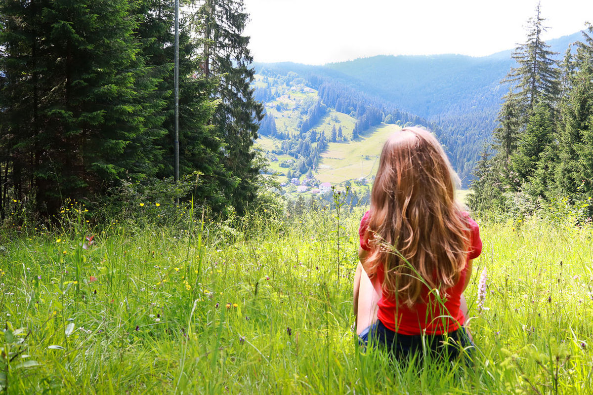 REAR VIEW OF WOMAN IN PARK