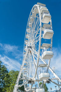 Big ferris wheel agains a blue sky with white clouds in luino