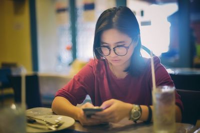 Portrait of woman sitting in restaurant