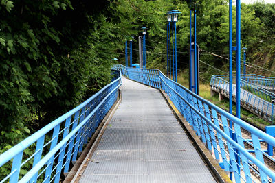 Footbridge over footpath amidst trees