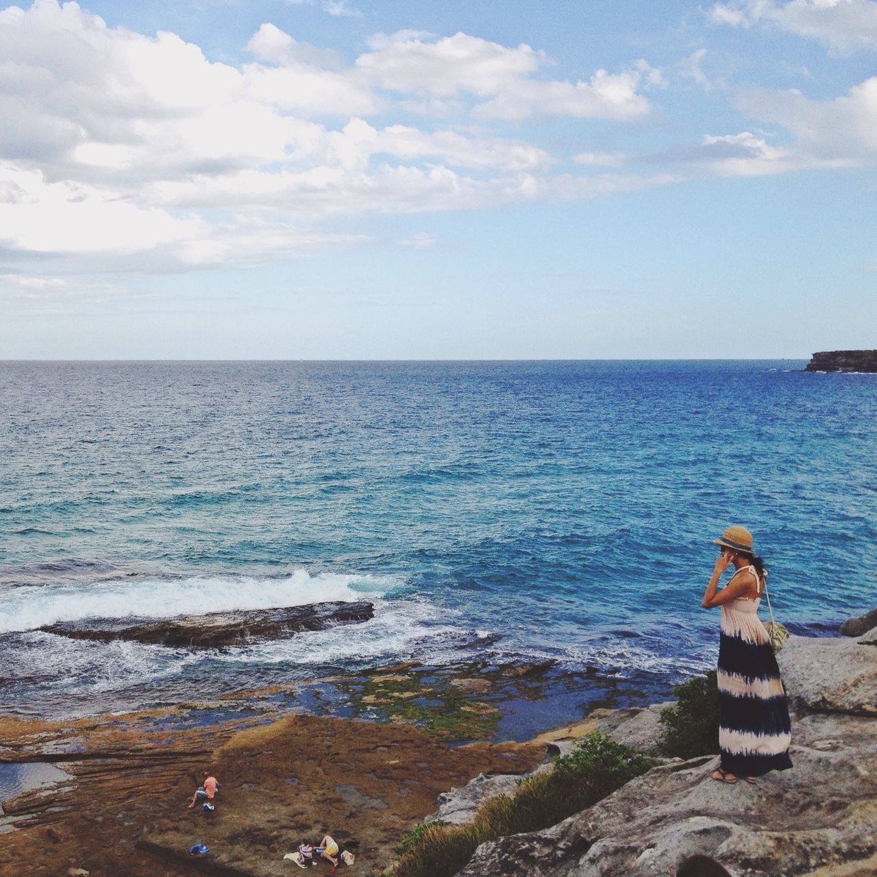 sea, water, horizon over water, sky, lifestyles, leisure activity, rear view, full length, beauty in nature, scenics, casual clothing, tranquility, tranquil scene, standing, beach, shore, nature, men