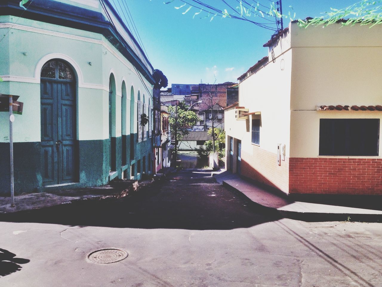 building exterior, architecture, built structure, house, residential structure, street, residential building, the way forward, building, sunlight, transportation, town, city, empty, shadow, narrow, day, road, outdoors, window