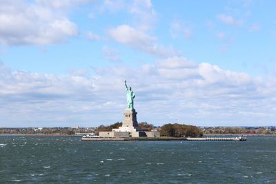 Statue of liberty with sea in background