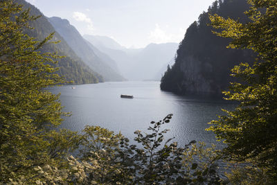 Lake königssee in berchtesgaden national park, bavaria, germany in autumn