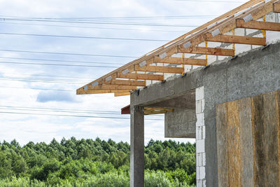 Roof trusses not covered with ceramic tiles on a single-family house under construction. 