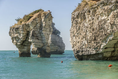 Arch rock in baia delle zagare in mattinata