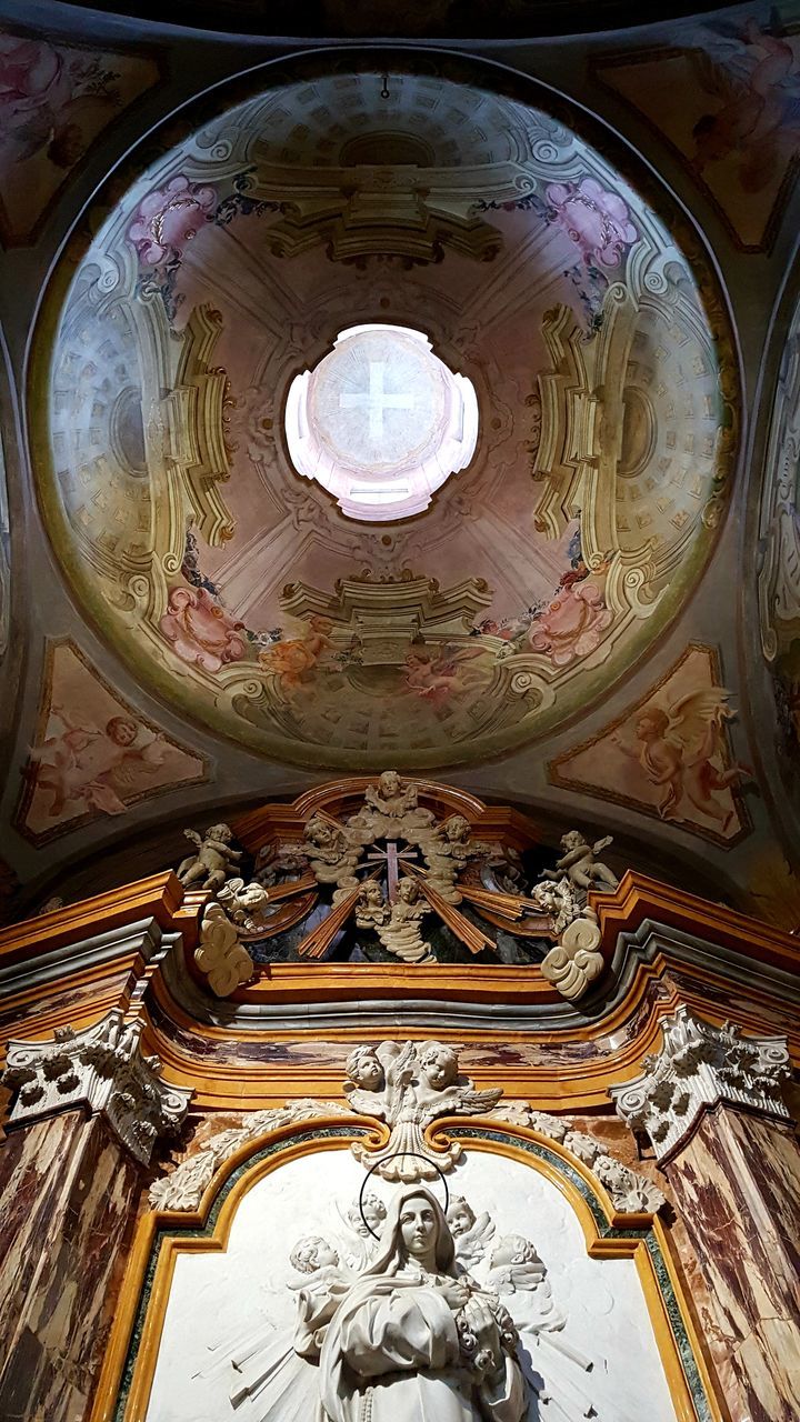 LOW ANGLE VIEW OF ANGEL SCULPTURE ON BUILDING