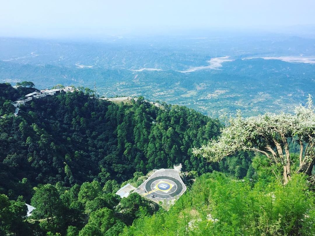 HIGH ANGLE VIEW OF GREEN LANDSCAPE AGAINST MOUNTAIN