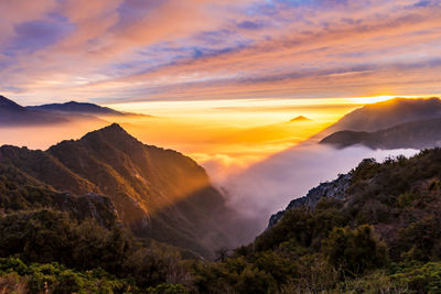 Gorgeous sunset with sunbeams over mountians at kings canyon national park