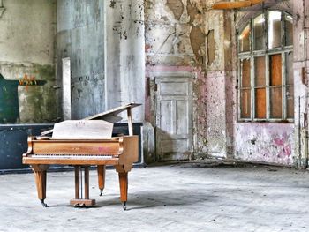 Abandoned piano in building
