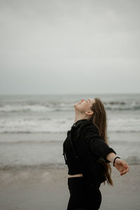 Side view of woman looking at sea