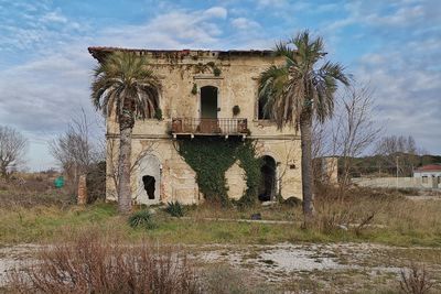 Old ruin building against sky