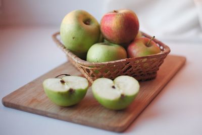 Close-up of apples in bowl on table