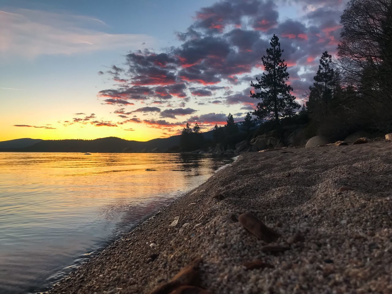 SCENIC VIEW OF LAKE AND MOUNTAINS AGAINST SKY AT SUNSET