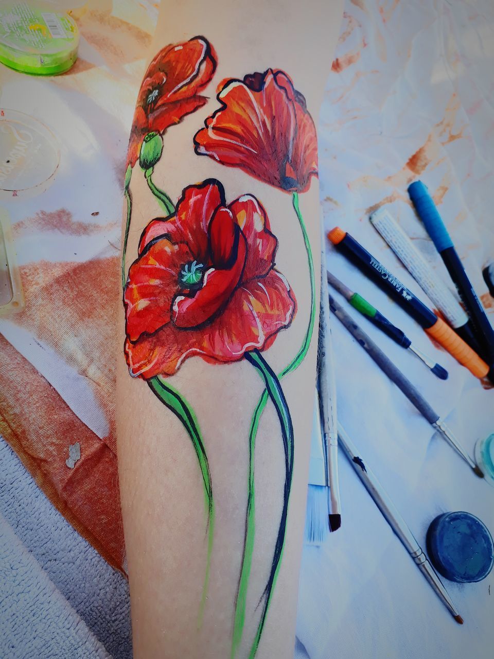 HIGH ANGLE VIEW OF ROSE BOUQUET ON WHITE TABLE