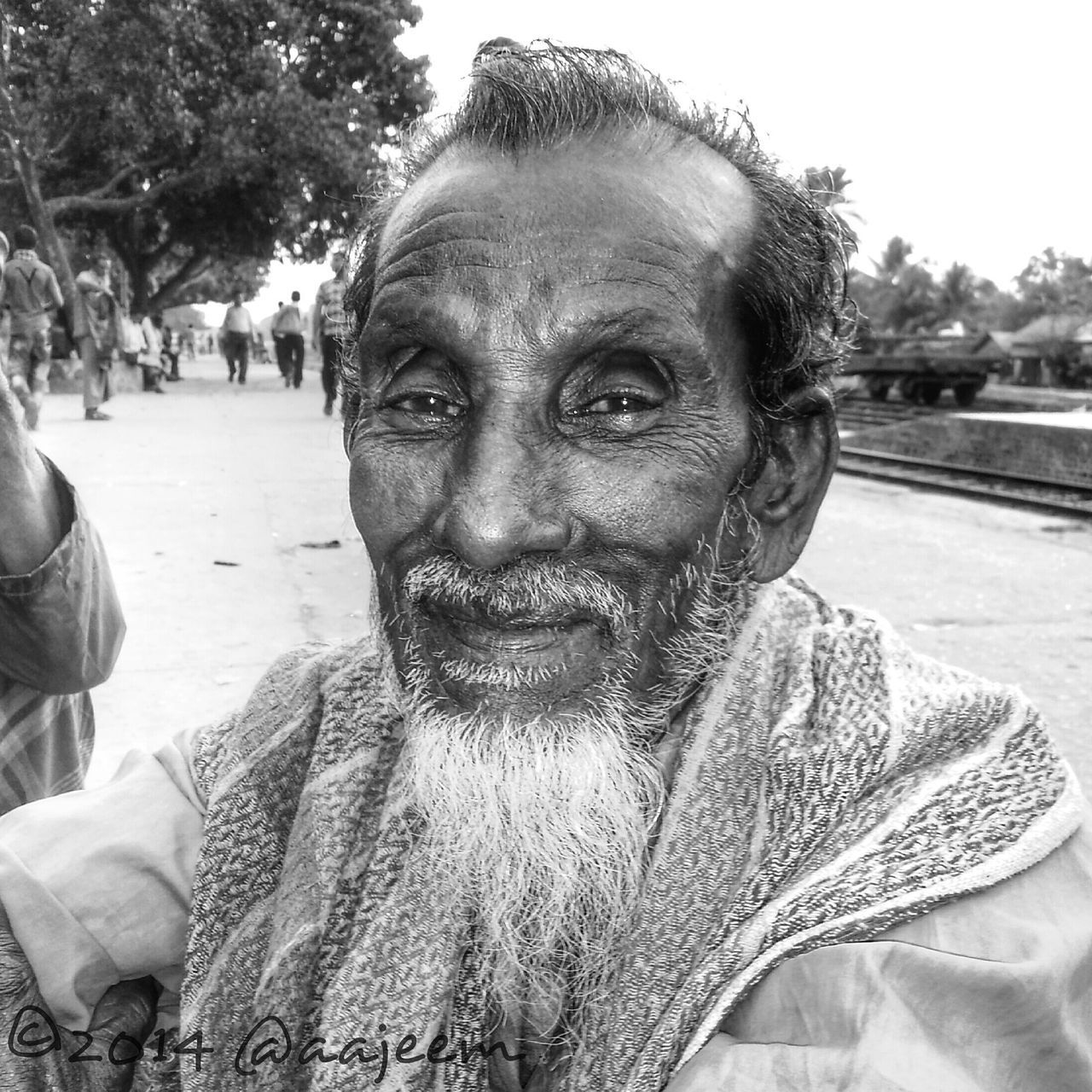 lifestyles, leisure activity, portrait, incidental people, looking at camera, headshot, person, focus on foreground, tree, casual clothing, young adult, front view, close-up, day, outdoors, sunlight, park - man made space, smiling