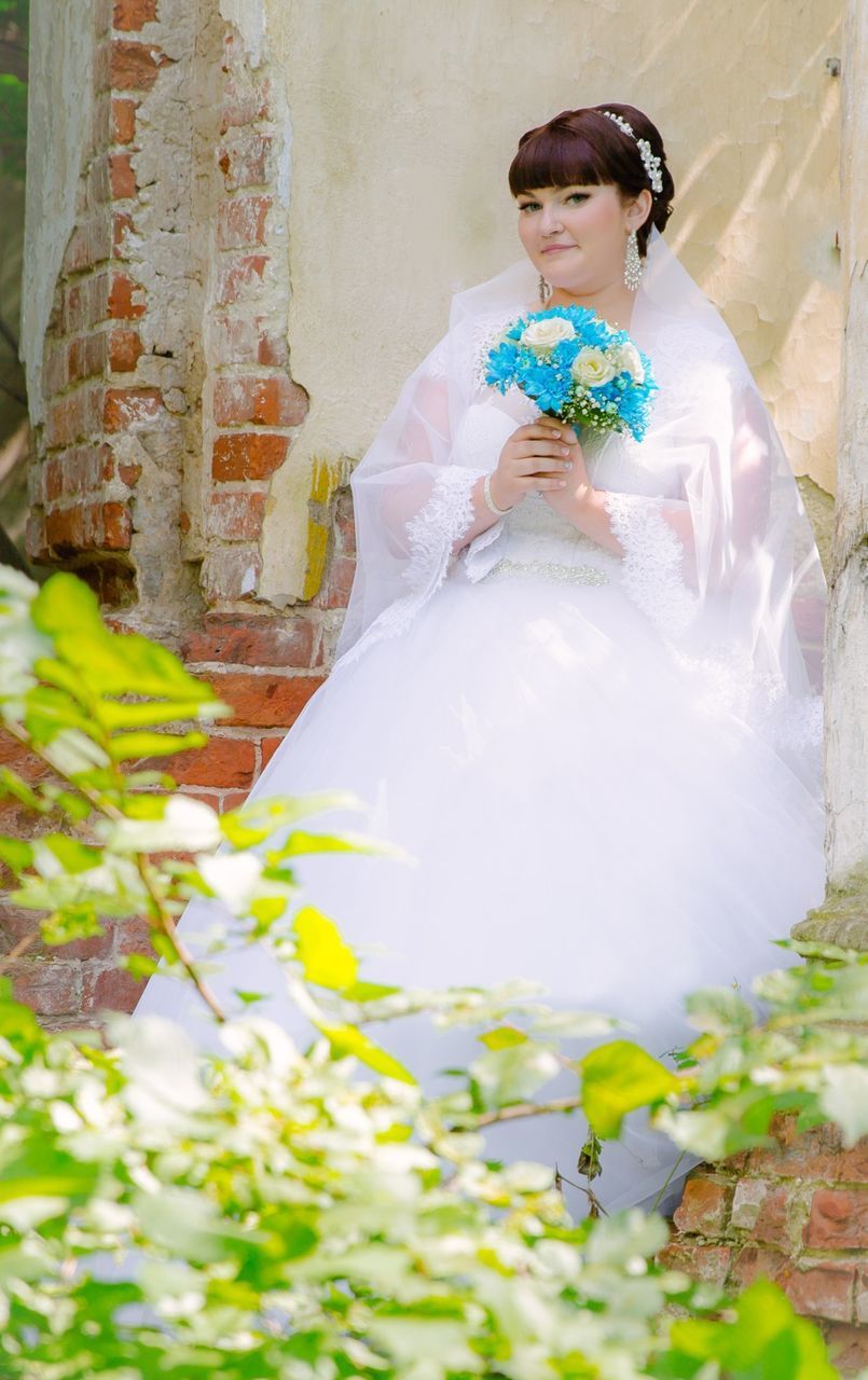 YOUNG WOMAN LOOKING UP