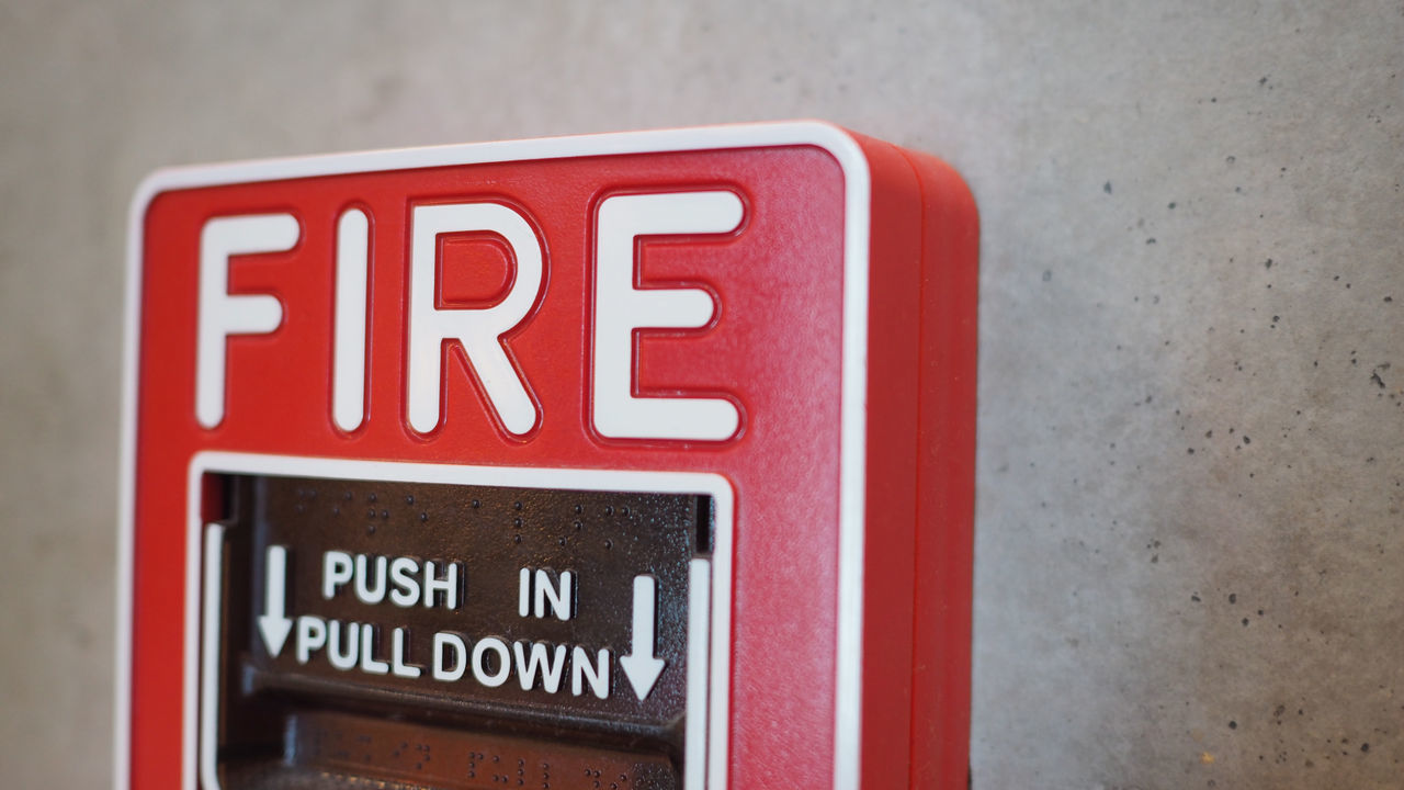 CLOSE-UP OF WARNING SIGN ON METAL WALL