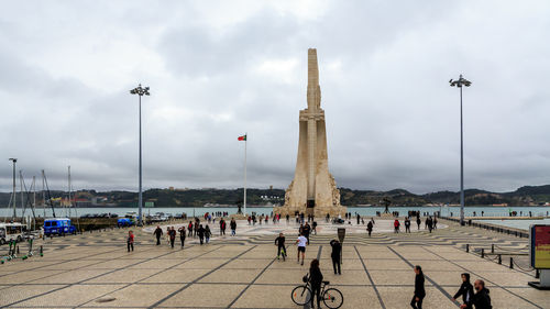  people in the square next to the monument to the discoveries