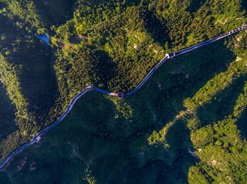 Great wall of china amidst green mountains