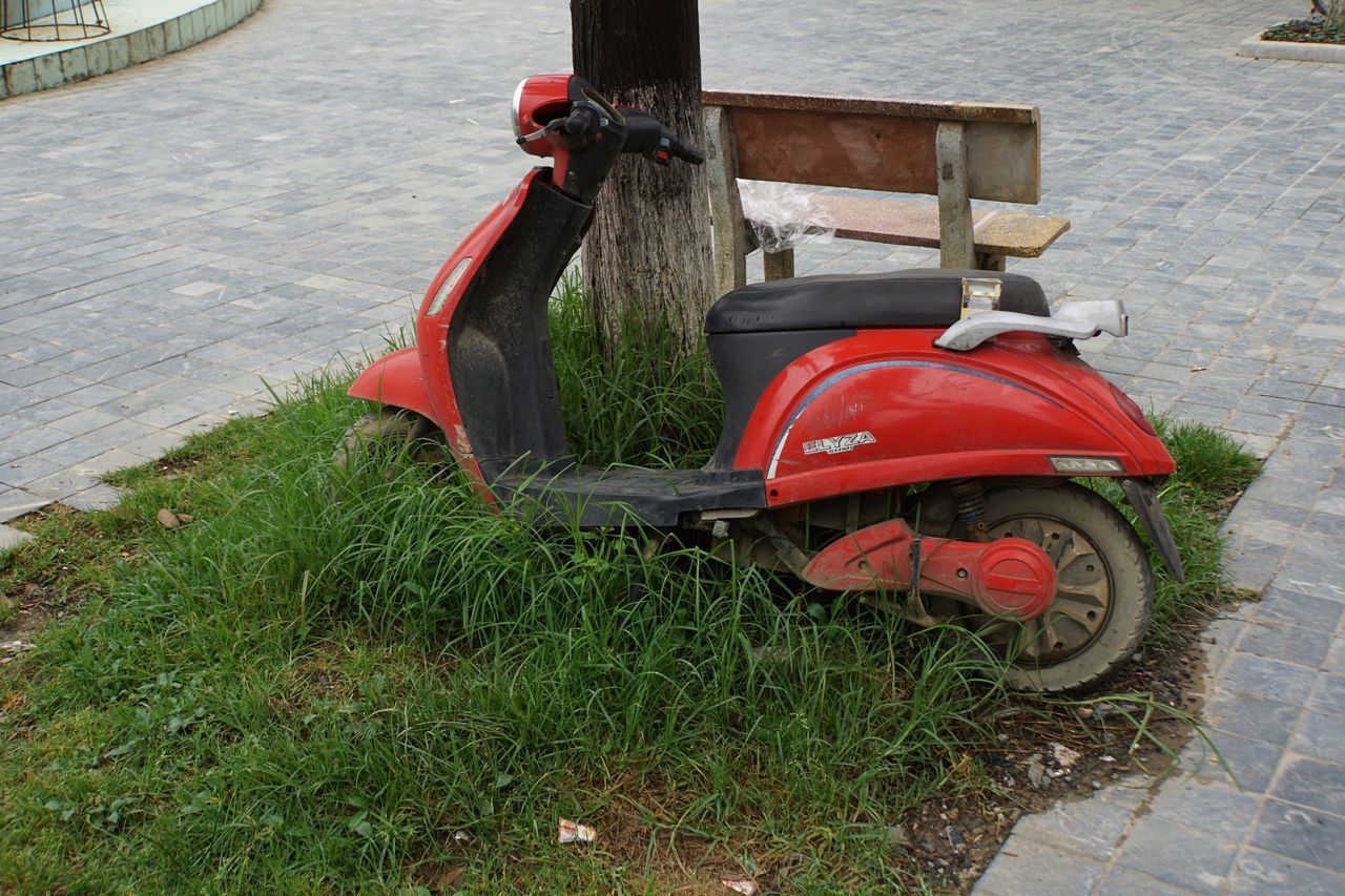 HIGH ANGLE VIEW OF MOTORCYCLE ON FIELD