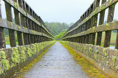 Narrow walkway leading to footpath