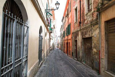 Narrow street between buildings