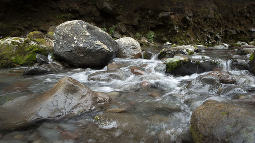 Water flowing through rocks in sea