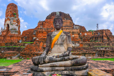 Buddha statue against temple 