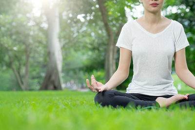 Full length of woman sitting on grass