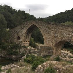 Arch bridge against sky