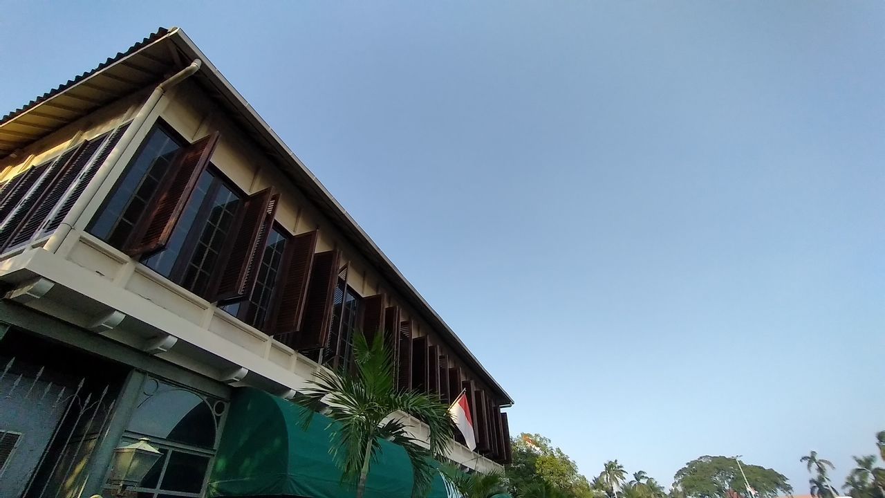 LOW ANGLE VIEW OF BUILDINGS AGAINST CLEAR SKY