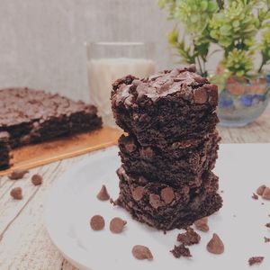 Close-up of cake in plate on table