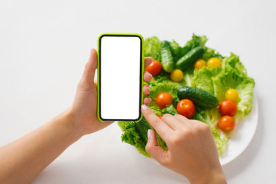 Close-up of hands with a mockup of the phone with the calculation of calories of cooked food