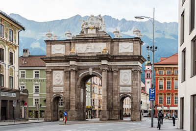 Triumphpforte amidst buildings in city street