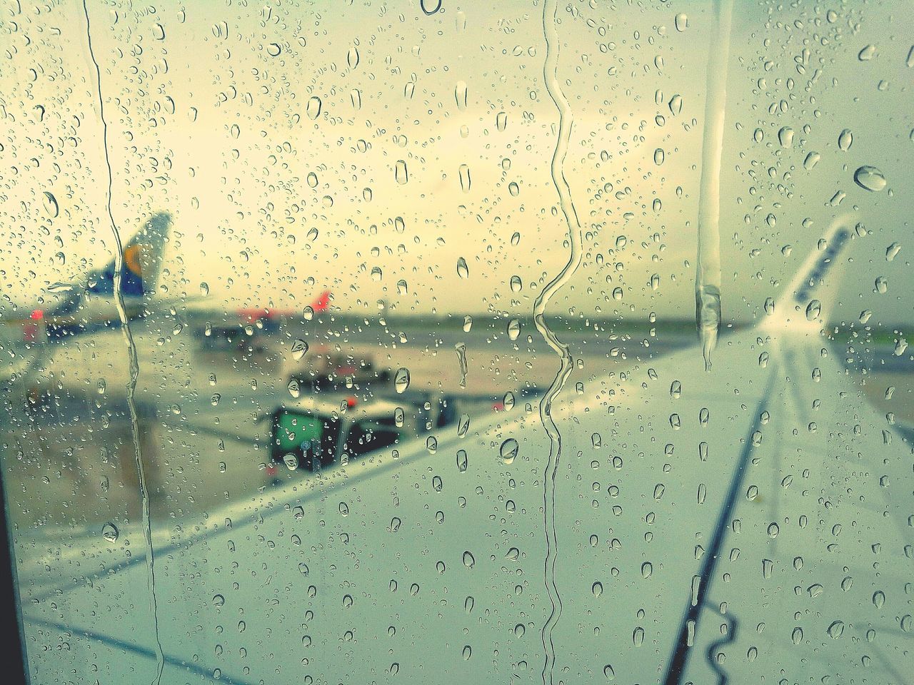 FULL FRAME SHOT OF WET GLASS WINDOW