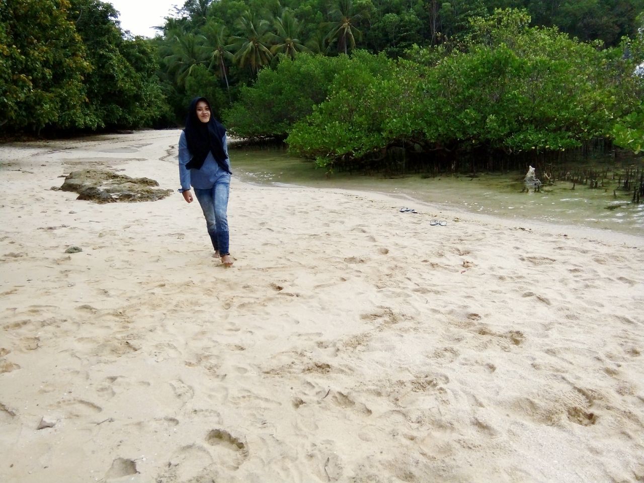 full length, sand, one person, beach, tree, real people, day, outdoors, standing, young adult, nature, one woman only, adult, people, adults only